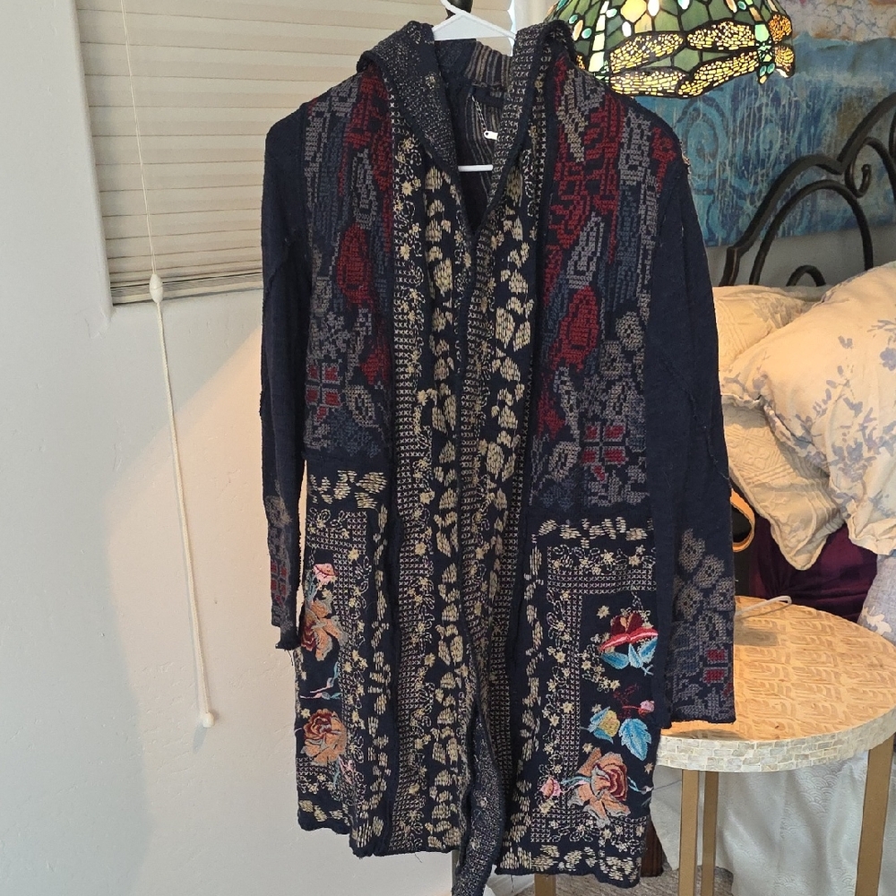 Paparazzi Dark Blue Long sweatercoat with hood with Red and Beige Embroidery